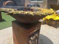 Barbecue de jardin en acier Corten avec foyer à bois et table intégrée