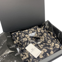 Solution d'emballage en carton populaire : Boîte magnétique personnalisée avec étiquette tissée, étiquette volante, papier de soie, autocollant et sac en papier pour l'expédition