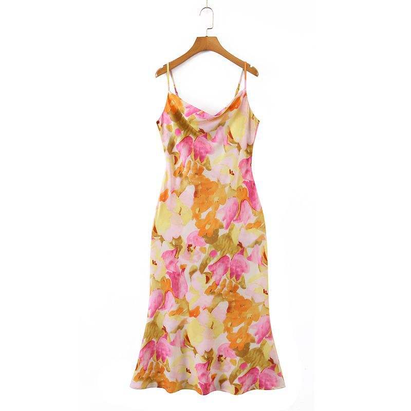 ชุดเดรสสายเดี่ยวสีสันสดใส