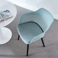 Chaise de salle à manger moderne et décontractée avec dossier en plastique, lattes verticales et accoudoirs ; Confortable pour les restaurants en plein air, les salons de thé et les hôtels