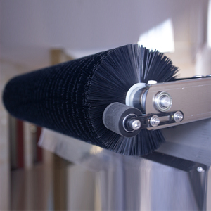 Brosse de nettoyage de panneaux photovoltaïques industriels personnalisée avec rouleau cylindrique en nylon et manche en alliage d'aluminium durable - Product Image 1