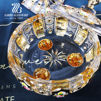 Grand pot décoratif carré élégant en verre doré avec couvercle à longue poignée et motif floral, idéal pour bonbons et friandises