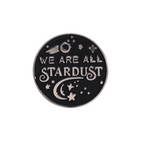 Großhandel Metall-Anstecknadeln Vintage Geometrische Runde Emaille-Pins Souvenir Englischer Schriftzug "We Are All Star Dust" Anstecknadel auf Lager