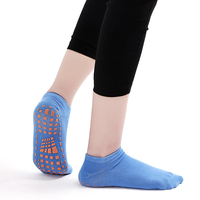 Chaussettes de parc pour trampoline d'hiver en tricot antidérapant Motif solide pour aire de jeux intérieure Grip pour adultes et enfants