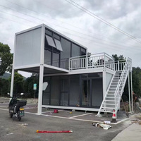 Maison modulaire à deux étages avec conteneur détachable, structure en acier blanc, façade vitrée, terrasse sur le toit, escalier pour usage en usine, usine industrielle ou bureau