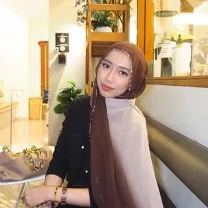 ผ้าคลุมไหล่ผู้หญิงมุสลิมสำหรับฤดูร้อน ผ้าชีฟองสีไล่ระดับประดับด้วยลูกปัดโลหะและหินสีน้ำ - Product Image 1