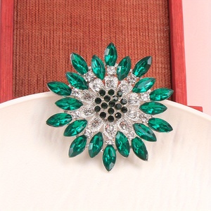Broche florale créative avec pierres précieuses vertes et design magnifique - Product Image 2