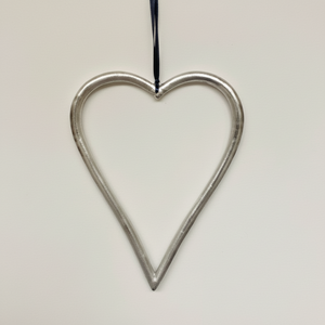 Corazón de Metal Plateado Colgante Decoración de Navidad Hogar Rústico Ornamento de Vacaciones - Product Image 1