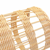 Abat-jour de table beige sur mesure en rotin tressé avec finition anti-humidité pour restaurant et salle à manger