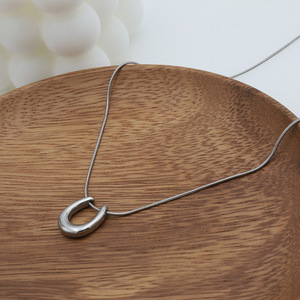 U-Shaped Pendant Necklace Women Stainless Steel Gold Horseshoe Clavicle Chain Everyday Wear Jewelry - Product Image 3