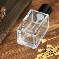 Flacon de parfum en verre transparent bleu plat de 50 ml en gros, 1,7 oz, parfum pour homme, vaporisateur à pompe à sertir de 15 mm, diffuseur de roseaux, MOQ