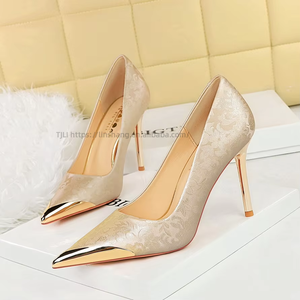 Vente en gros de chaussures à talons hauts de luxe à imprimé floral, vertes, à bout pointu et à talon aiguille pour femmes - Product Image 3