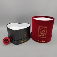 Boîtes cadeaux rondes en papier noir et velours rouge avec logo en feuille d'or, design personnalisé, matériaux recyclés, finition mate et gaufrage