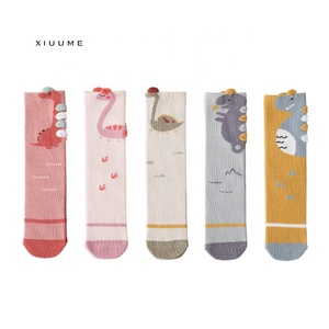 Chaussettes hautes pour bébé motif <span class=keywords><strong>dinosaure</strong></span>, tricotées, respirantes, antidérapantes, douces, sans coutures, en coton biologique, pour ramper et marcher, pour tout-petits - Product Image 1