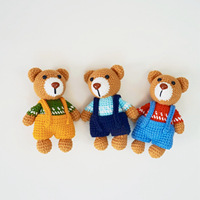 Ours en peluche amigurumi au crochet fait main, adorable poupée ours tricotée avec salopette et pull, figurine ours en tricot Fair Isle, vente en gros