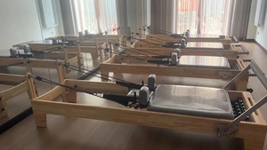 Precio de fábrica Equipo de gimnasio Pilates Cadillac Reformer Roble Wood Pilates Reformer Maple Wood Pilates reformer set para <span class=keywords><strong>Yoga</strong></span> <span class=keywords><strong>Center</strong></span> - Product Image 5