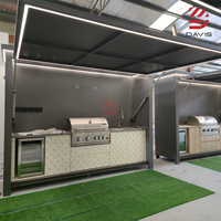 Cuisine extérieure avec volet roulant, armoires en acier inoxydable, barbecue, évier, îlot de rangement, fabrication sur mesure, fournisseur