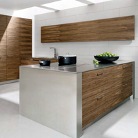 Cuisine modulaire personnalisée Prima, élégante et sans poignées, pour petit appartement, décoration urbaine.