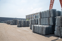 Système d'échafaudage Ringlock peint noir, rouge, jaune, modulaire, polyvalent pour la construction et les projets lourds
