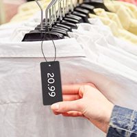 Étiquette de vêtement multifonction en papier mat de luxe avec logo personnalisé, protection contre la lumière et épingle de sûreté