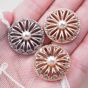 Sang Trọng Hollow-Khắc Thiết Kế Hoa Mặt Trời Bead Snap Nút <span class=keywords><strong>Peal</strong></span> Rhinestone Nút Kim Loại May Nút Cho Quần Áo Áo Ăn Mặc - Product Image 1