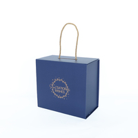 Grande boîte rigide pliante en papier de luxe bleu et feuille d'or avec logo personnalisé boîte d'emballage cadeau avec couvercle magnétique et poignée en or