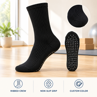 Chaussettes de yoga Studio Grip Flexibles à côtes noires, avec talon antidérapant, couverture directionnelle, construction à bout plat et maille respirante