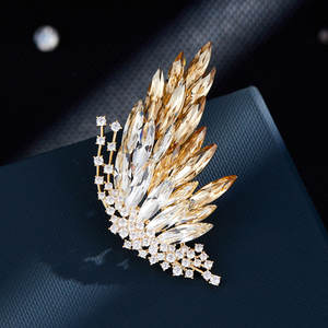 Broche Papillon en Cuivre Plaqué Or avec Cristal Marquise et Ailes d'Ange en Zirconium Cubique Dégradé de Luxe, Bijoux Personnalisés en Gros de Haute Qualité - Product Image 5