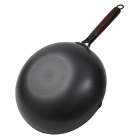 Wok en fer de 32 cm avec poignée en bois et couvercle, chauffe uniforme, ustensile de cuisson durable pour une cuisine saine et les sautés maison