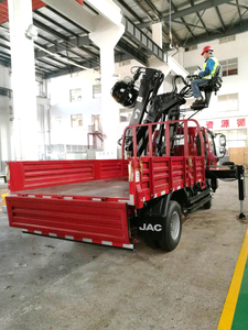 Grúa montada en camión Dongfeng / HOWO especial para madera, para entrega de madera y chatarra - Product Image 2