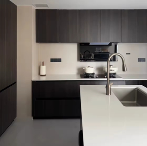 Cuisine moderne minimaliste sur mesure en bois massif avec îlot intégré pour espace de cuisson domestique - Product Image 2