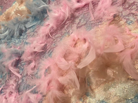 Tissu en dentelle à paillettes ombrées lourdes avec franges florales stéréo et plumes mélangées pour robe de gala de luxe