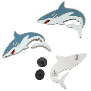 Épinglette en émail plaqué or moderne, motif requin blanc, création artisanale sur le thème de la vie marine, des océans et des créatures aquatiques, cadeau, fabrication usine avec 20 ans d'expérience - Product Image 1