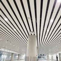 Fabricant Foshan de carreaux de plafond décoratifs linéaires en aluminium à bandes métalliques Produit de haute qualité