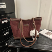 Sac fourre-tout décontracté imprimé léopard, style urbain, grande capacité, finition mate, avec pendentif 2026, texture élégante, fermeture éclair stylée