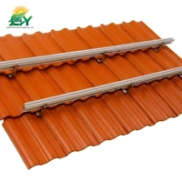 Structure de montage solaire pour toit en tuiles inclinées avec crochets réglables pour projets d'installation photovoltaïque résidentiels et commerciaux