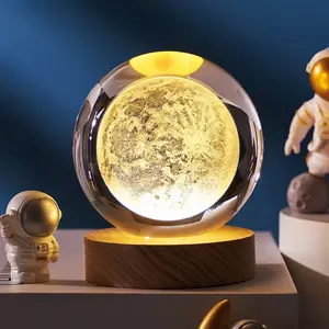 Commercio all'ingrosso sistema solare pianeta sfera Laser 3D interno intagliato sfera di cristallo con Base in legno lampada da notte a LED