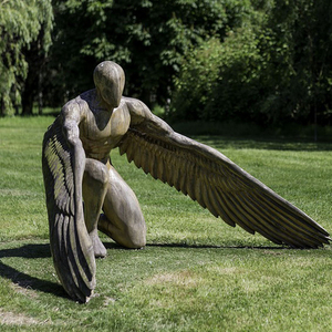 Statue de jardin extérieure en bronze coulé, grand ange garde masculin aux ailes tombantes et aux plumes détaillées, en position agenouillée - Product Image 2