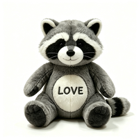 Fourrure pelucheuse grise moyenne, douce et moelleuse, patte grise foncée, petits yeux ronds noirs, nez boutonné noir et fines moustaches blanches.
