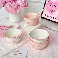 Service de vaisselle en céramique rose style Instagram avec accents décoratifs, comprenant un bol à nouilles, un bol à riz et une assiette, en porcelaine sous-glaçurée, compatible micro-ondes