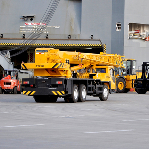 Grue compacte montée sur camion 25 tonnes à flèche hydraulique pour réparation routière et entretien des infrastructures - Product Image 5