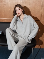 Ensemble chic en tricot gris, pull à col haut zippé et pantalon large, doux et élégant, parfait pour les looks décontractés et tendance, ensemble pull en coton
