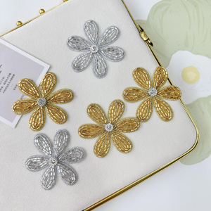 ดอกไม้ประดับลูกปัดสีทองแผ่นดอกไม้ขนาดเล็ก3D สำหรับชุดแต่งงานชุดเจ้าสาวและของตกแต่งเสื้อผ้าแบบ DIY - Product Image 1