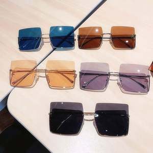 Gafas de Sol Cuadradas Extra Grandes de Media Montura para Mujer, de Aleación, con Degradado Negro y Azul, de Alta Calidad, Venta al por Mayor 2021 - Product Image 6