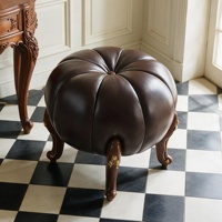 Tabouret rond en similicuir marron de 18 pouces avec pieds en bois - Décoration d'automne pour la maison, ottoman confortable et vintage en forme de citrouille pour entrée, coiffeuse, chaise
