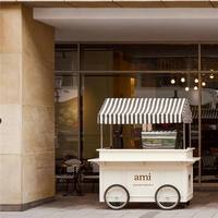 Chariot de café en métal style ferme avec plan de travail extensible, armoire de rangement, design à auvent, poignée pliable et amovible, configuration complète