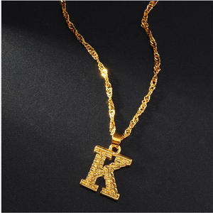 Collar con colgante chapado en oro de 26 letras de <span class=keywords><strong>A</strong></span> <span class=keywords><strong>a</strong></span> Z con cadena de eslabones, estilo moderno para fiesta, regalo de boda, características de adorno de estilo cubano - Product Image 4