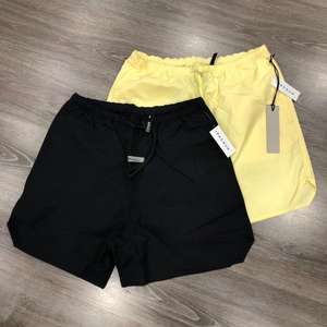 กางเกงขาสั้นผ้ายืดสะท้อนแสงสำหรับผู้ชายแห้งเร็วระบายอากาศได้ดีแบบลำลองมีเชือกผูกกลางสูงสีพื้นเทคนิคการย้อมเป็นที่นิยมในยุโรปสหรัฐ - Product Image 2