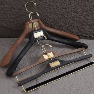 Cintres <span class=keywords><strong>de</strong></span> magasin <span class=keywords><strong>de</strong></span> vêtements avec logo personnalisé en bois massif Costumes sur mesure à un niveau pour <span class=keywords><strong>la</strong></span> couture MTM pour garde-robe ou salle <span class=keywords><strong>de</strong></span> bain - Product Image 6