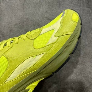 Zapatillas deportivas de diseño clásico de marca, con amortiguación y ligeras, con cordones y diseño luminoso en amarillo brillante. - Product Image 4